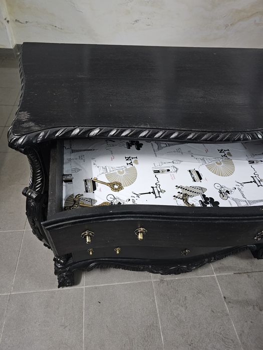 Cómoda antiga em bom estado geral