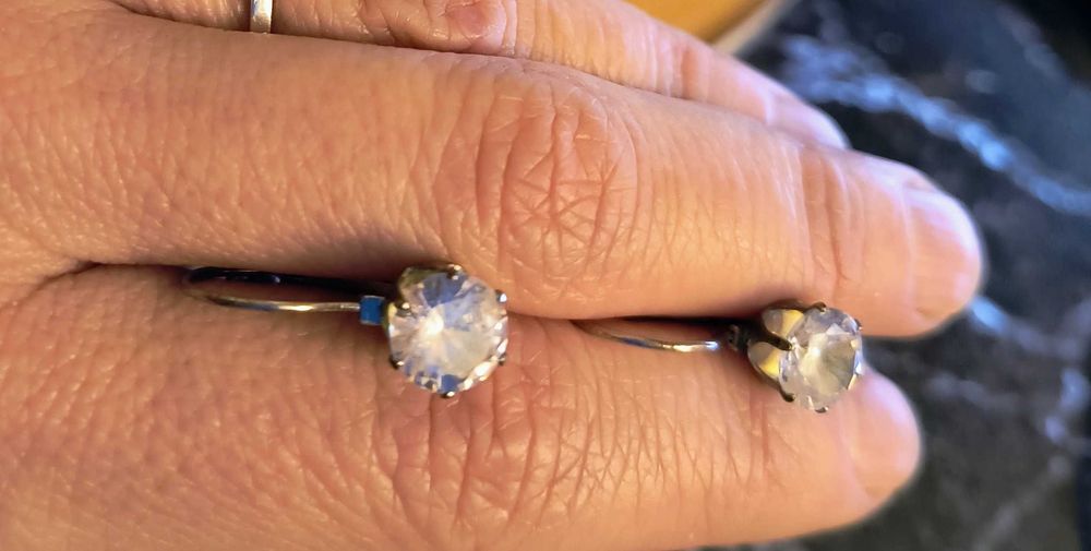 Srebrne kolczyki koszyczki z cyrkonią nietypowe zapięcie wygodne