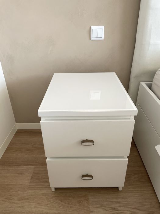 Mesinhas de cabeceira brancas