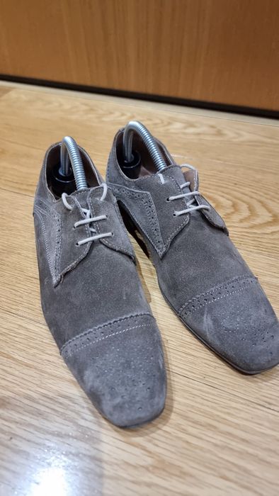 Sapatos em camurça