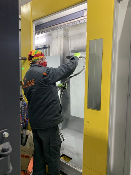 Металообробка: лазерний розкрій, гнуття, зварювання, фарбування.