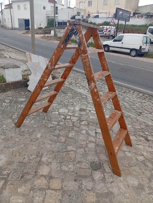 Escadote em madeira