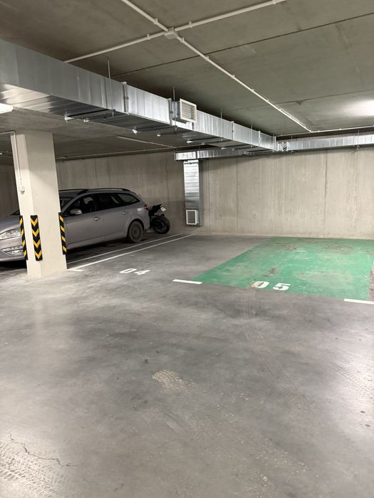 Wynajmę miejsce postojowe w garażu