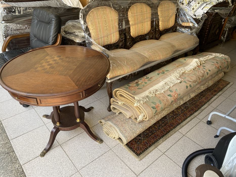 Mesa de jogo convertível c/ tampo de madeira maciça de mogno. Com tabuleiro de xadrez e damas e quatro gavetas.Pés em metalCadeirão em pele de bufalo.