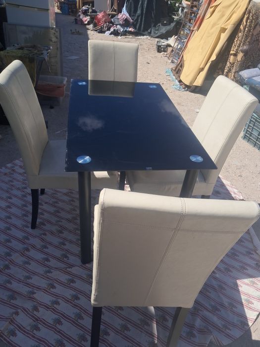 Mesa de vidro com quatro  cadeiras