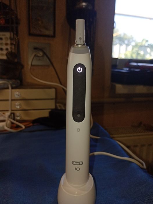 продам електричну зубну щітку Oral-B iO Series 5 (Оригінал + зарядка)б/у