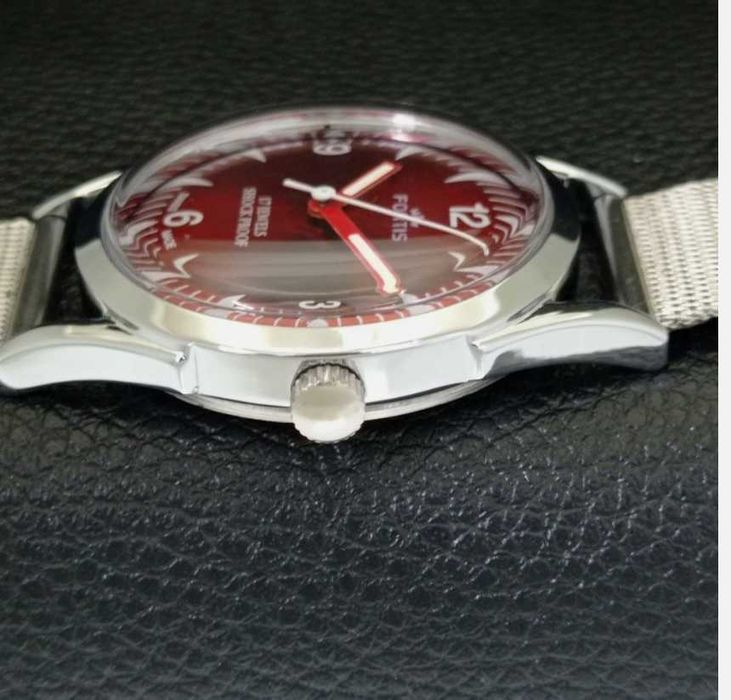 Relógio mecânico Fortis vermelho a corda de fabrico Suiço