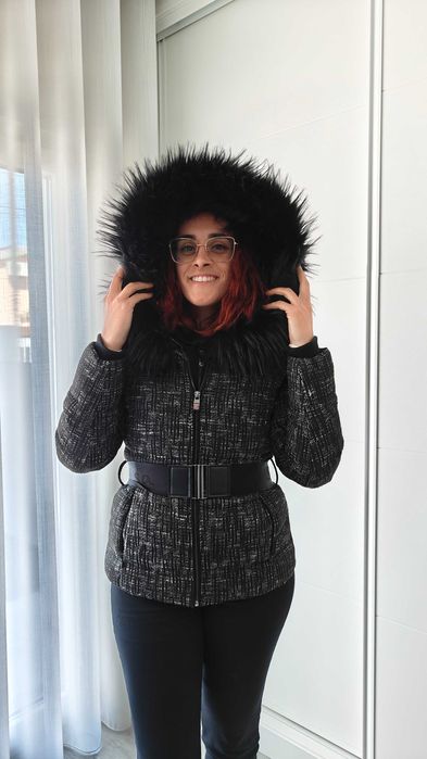 Casaco quente com capuz de pêlo