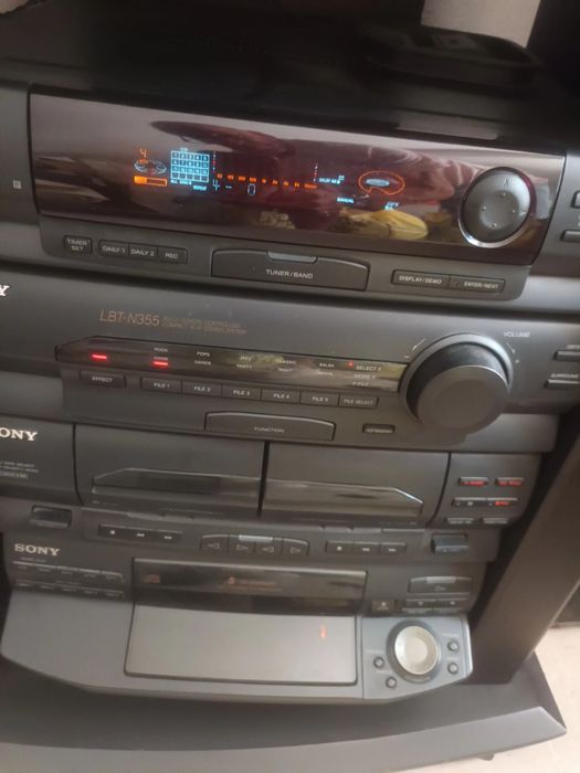 Aparelhagem Sony rádio, cassetes, e leitor com 5 Cd's e 2 colunas com 120 wats de som