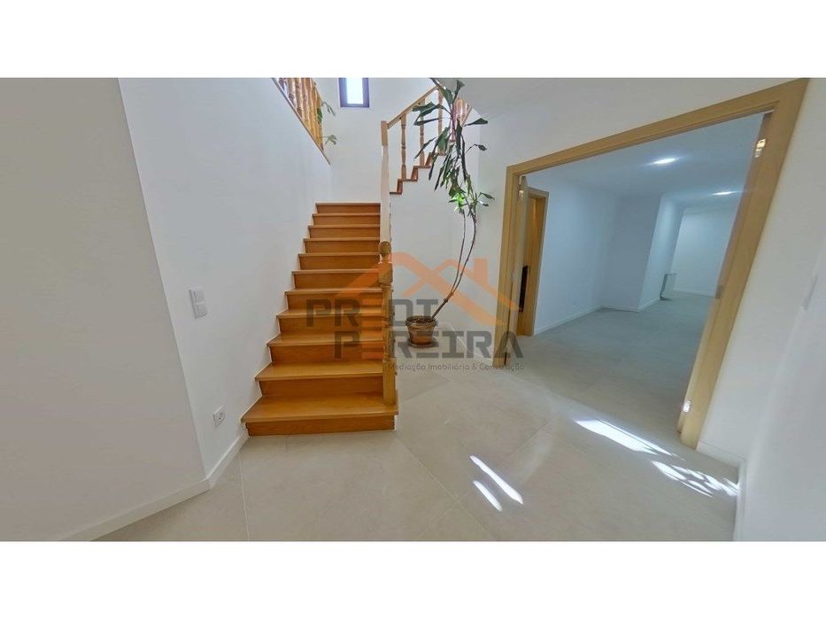 Apartamento T3 duplex remodelado, com box, situado em Casal de Cambra.