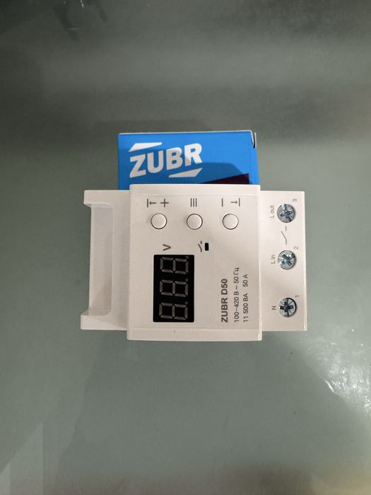 Реле напруги ЗУБР ZUBR D50 50A — захист техніки від перепадів напруги