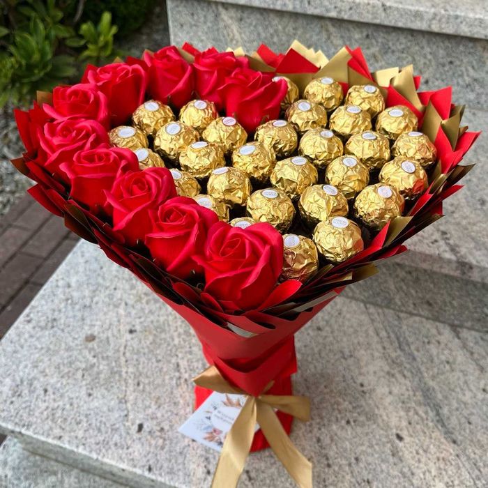 Prezent na 40 30 urodziny. Bukiet Serce Ferrero Rocher i róże mydlane