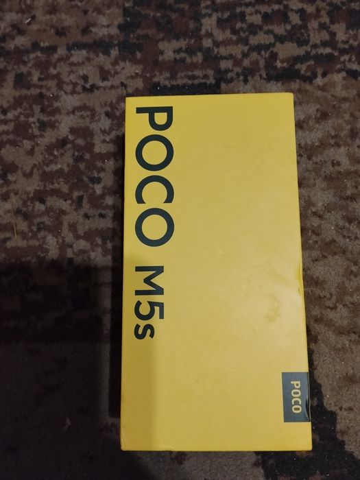 Смартфон Poco M5s в коробке с документами.