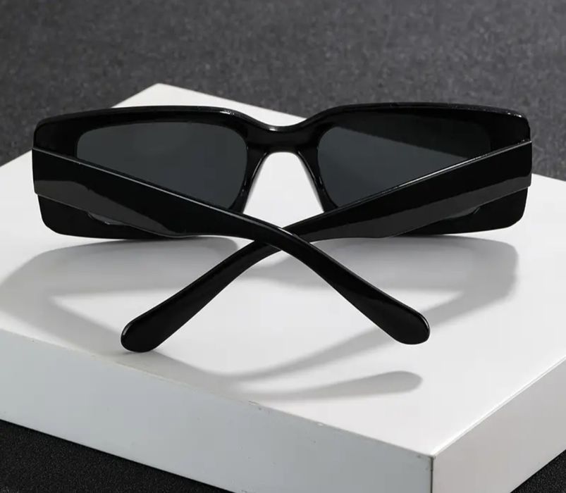 Óculos de sol de massa pretos NOVOS