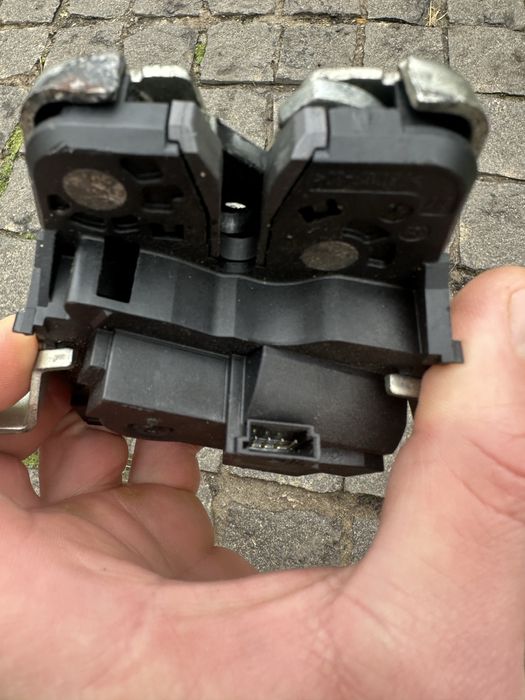 Замок багажника Tesla X