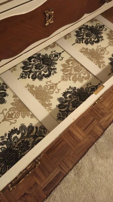 Cómoda e 2 mesas de cabeceira restauradas. Estilo Queen Anne. Disponível para mais informações.