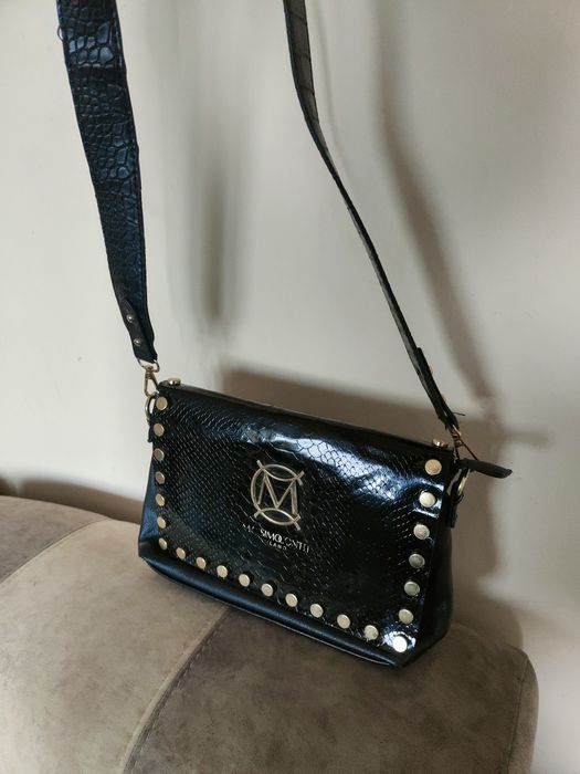 Czarna torebka listonoszka