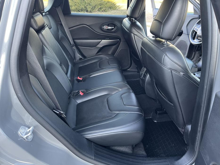 Jeep Cherokee 2019г Не бит Не фарбован Restaling