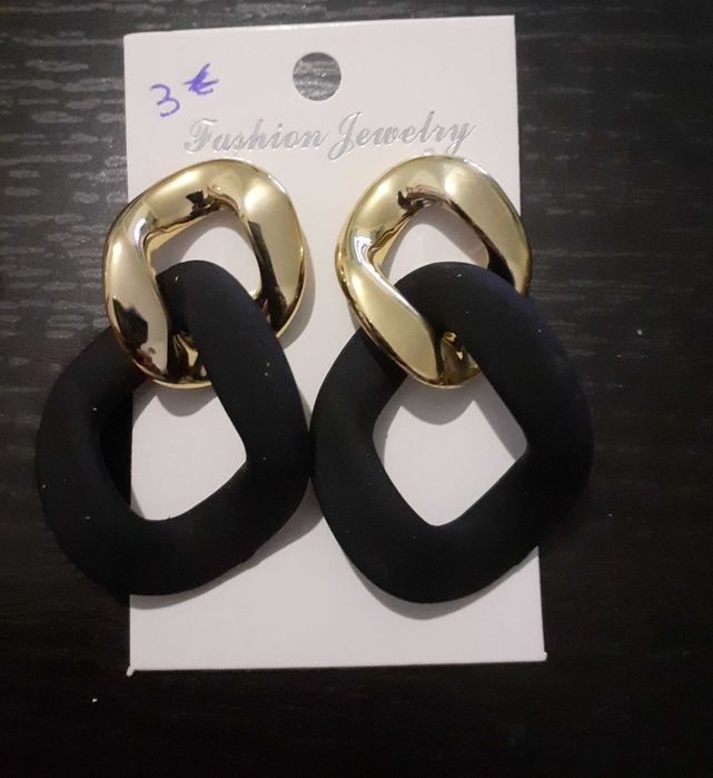 Brincos novos variados