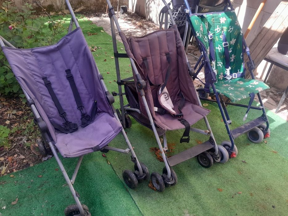 Vendo 3 carrinhos ( bengala)+ banheira+berco 10€