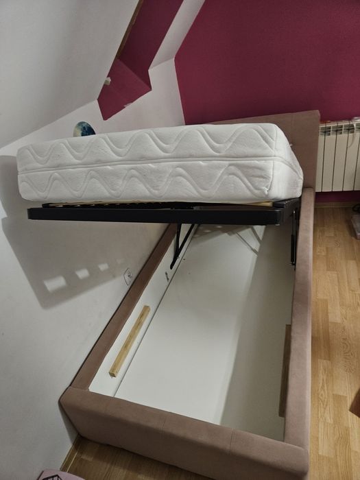 Łóżko różowe jednoosobowe z materacem