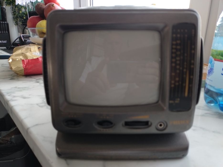 Mini telewizorek z radiem marki FONICS