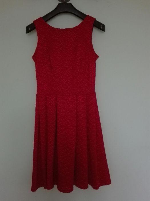 Sukienka czerwona rozkloszowana