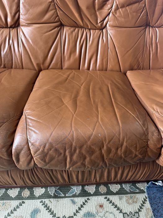 Sofa em pele castanho