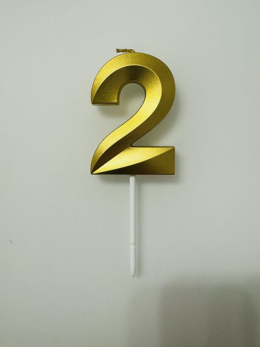 Свічка двійка золотого кольору