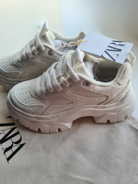 Білі кросівки с товстою підошвою
Розмір 29 (18,3 см)