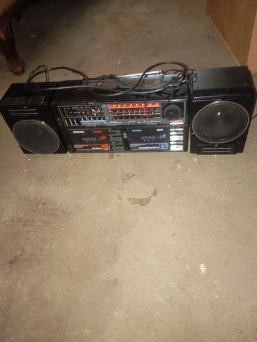 Vendo este rádio antigo muito bonito bom estado