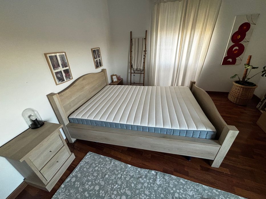 Cama casal Madeira + mesa cabeceira