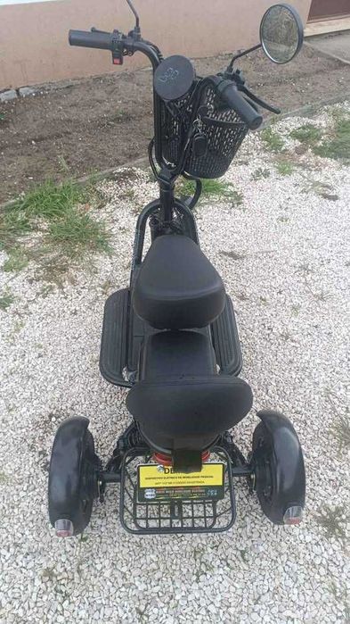 Triciclo NOVO ! comprado em outubro, não foi utilizado, excelente para idosos e pessoas com baixa mobilidade.