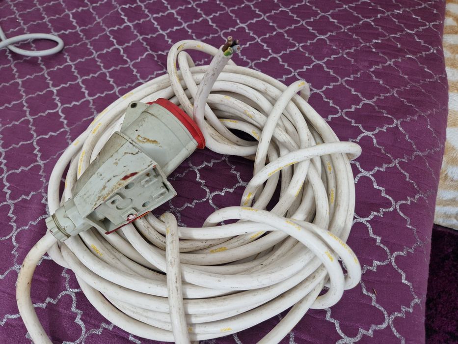 cabo elétrico industrial de cobre com uma ficha CEE.