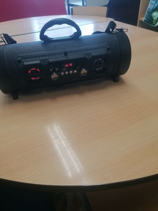 Coluna de som com rádio