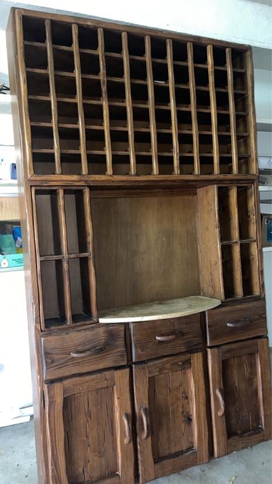 Móvel em madeira maciça – aparador para garrafas