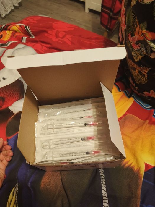 Strzykawka 1 ml z nakładaną igłą