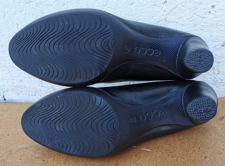 Кожаные классические туфли лодочки Ecco 38 р. Оригинал