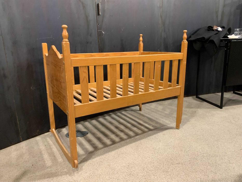 Berço antigo vintage de madeira pinho