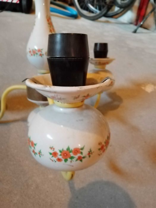 Stary żyrandol z elementami porcelanowymi