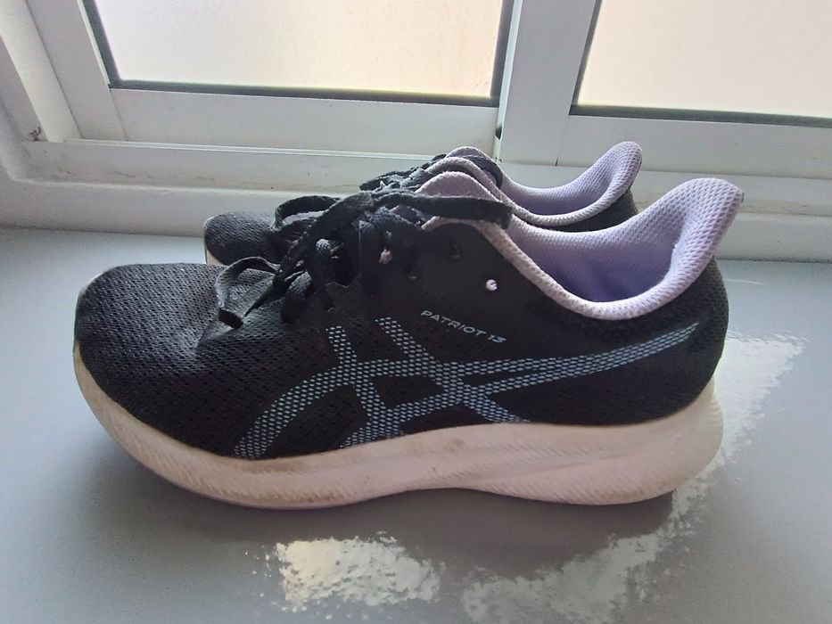 Sapatilhas Axis e adidas