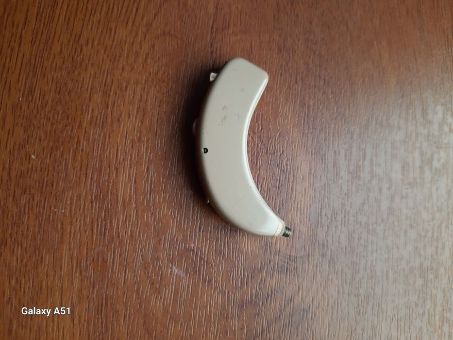 Слуховой аппарат на детали