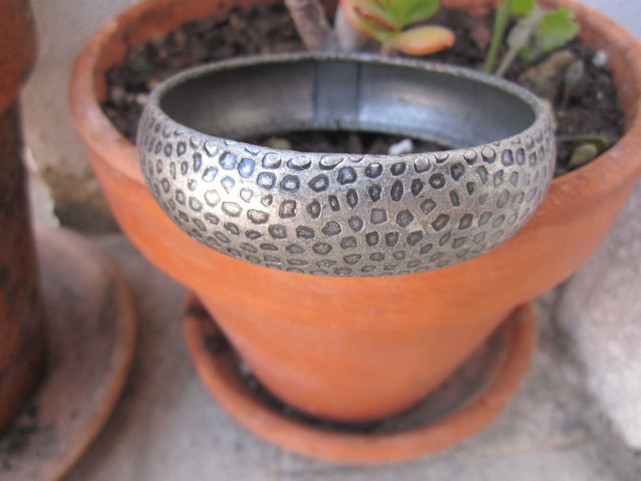 Pulseira vintage, acabamento prateado com textura de bolinhas marteladas