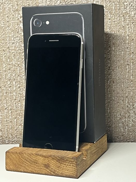 iPhone SE в ідеальному стані все гарно працює)