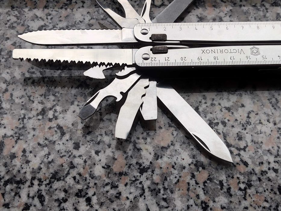 Multitool Victorinox SwissTool z etui