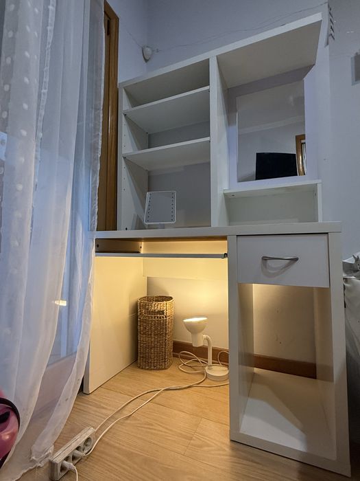 Secretária branca com arrumação