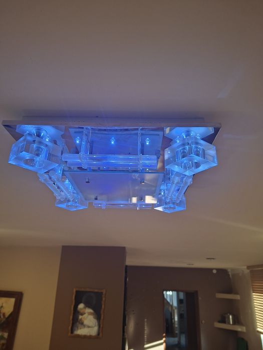 Żyrandol świeci naprzemiennie szklany