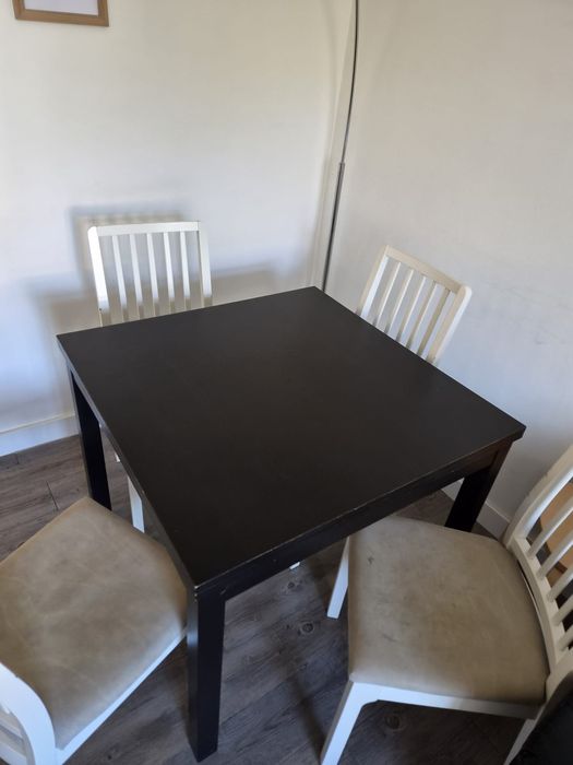 Mesa com 4 cadeiras