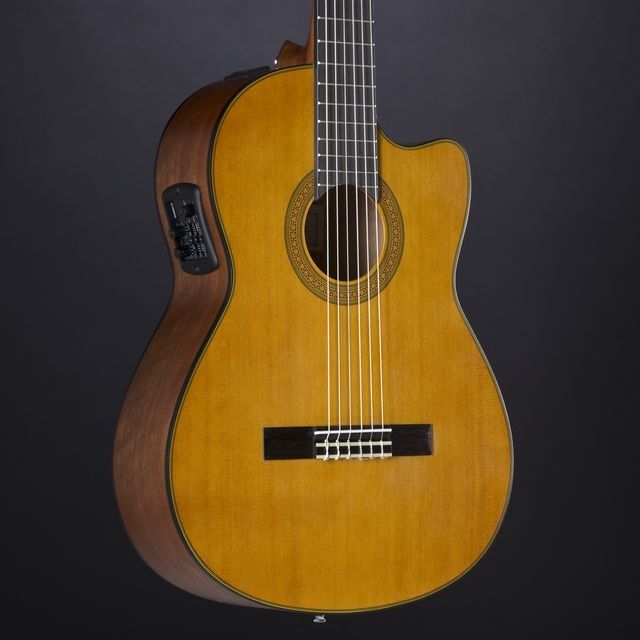 Guitarra clássica Yamaha CGX 122 MCC NAT. Tampo em cedro maciço canadi