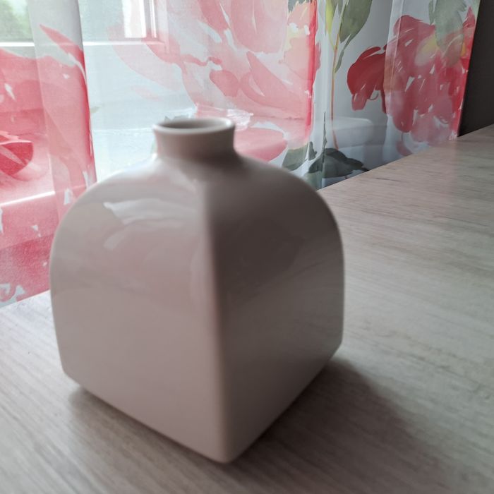 Biały porcelanowy wazonik KPM  Royal,rzadkie znalezisko.